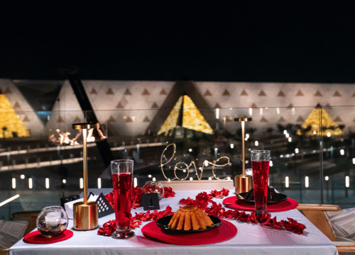 Cairo: Dinner with Grand Egyptian Museum & Pyramids Views.